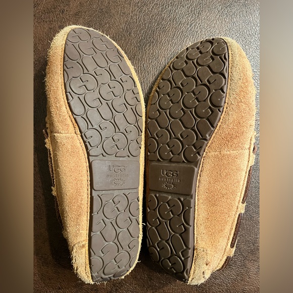 UGG KIDS SLIPPERS. SIZE 3 - Picture 4 of 4